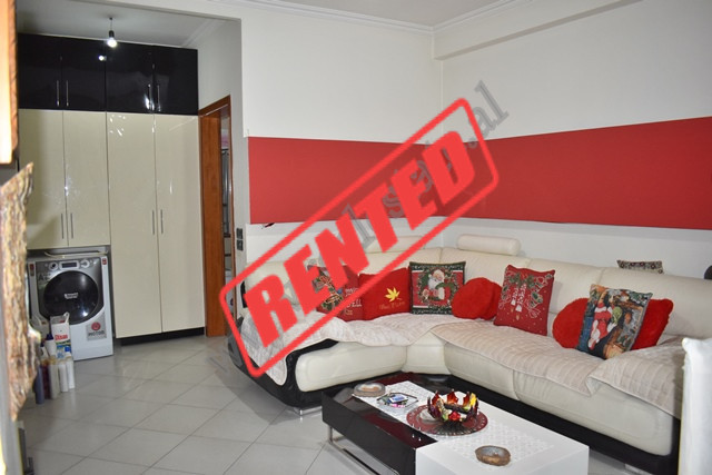 
Apartament 2+1 me qira ne rruge Loni Ligori ne zonen e Astirit ne Tirane.
Eshte i pozicionuar ne 